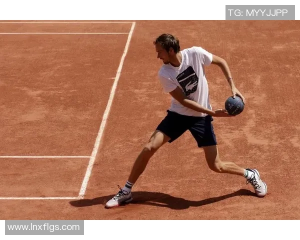 重庆网球队阵地战体系解析与网球战术创新探讨